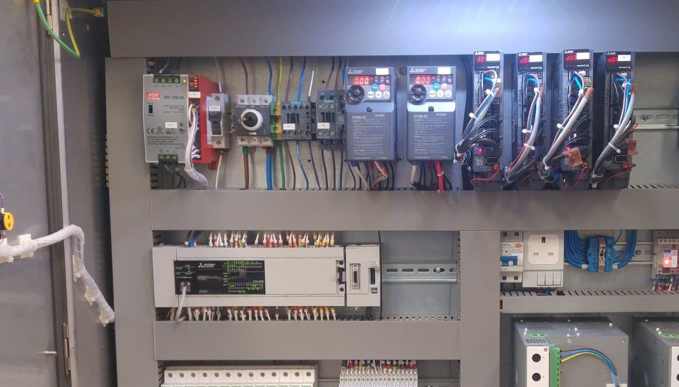 Control panel with a Mitsubishi FX5 PLC, servo amplifiers and inverters